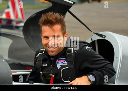 Hannes Arch bereitet die Ascot Red Bull Air Race 2015 im Wycombe Airpark Stockfoto