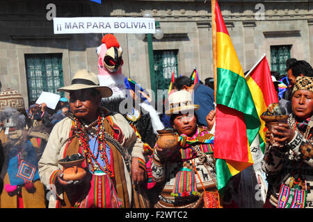 La Paz, Bolivien, 24. September 2015. Aymara-Schamanen und ein Mann, der sich bei einer Veranstaltung als Kondor verkleidet hatte, um das Urteil des Internationalen Gerichtshofs in den Haag zu feiern, dass es die Zuständigkeit hatte, Boliviens Klage gegen Chile zu beurteilen. Bolivien forderte 2013 den Internationalen Gerichtshof auf zu fordern, dass Chile den Zugang Boliviens zum Pazifischen Ozean verhandelte (Bolivien verlor seine Küstenprovinz während des Pazifikkriegs (1879-1884) an Chile). Chile erhob Einwand, dass der Fall nicht in der Zuständigkeit des Internationalen Gerichtshofs liegt. Kredit: James Brunker/Alamy Live News Stockfoto