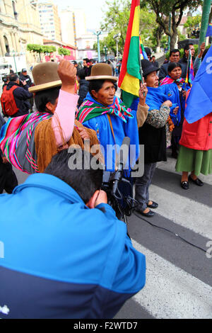 La Paz, Bolivien, 24. September 2015. Ein Fernsehkameramann filmt Aymara-Frauen auf der Plaza Murillo und wartet auf das Urteil des Internationalen Gerichtshofs in den Haag. Bolivien bat den Internationalen Strafgerichtshof im Jahr 2013, Chile solle den Zugang zum Pazifik für Bolivien verhandeln (Bolivien verlor seine Küstenprovinz während des Pazifikkrieges (1879–1884) an Chile. Chile erhob Einwand, dass der Fall nicht in die Zuständigkeit des ICJ fällt. Quelle: James Brunker / Alamy Live News Stockfoto