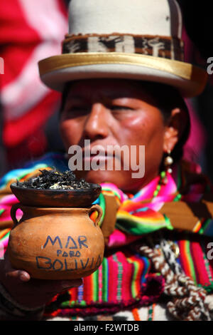 La Paz, Bolivien, 24. September 2015. Ein Aymara-Schamane hält mit Mar para Bolivia/Sea for Bolivia einen Räucherbrenner aus Keramik für Bolivien, der auf einer Veranstaltung zur Feier des Urteils des Internationalen Gerichtshofs in den Haag darüber geschrieben wurde, dass er die Zuständigkeit hatte, den Fall Boliviens gegen Chile zu beurteilen. Bolivien forderte 2013 den Internationalen Gerichtshof auf zu fordern, dass Chile den Zugang Boliviens zum Pazifischen Ozean verhandelte (Bolivien verlor seine Küstenprovinz während des Pazifikkriegs (1879-1884) an Chile). Chile erhob Einwand, dass der Fall nicht in der Zuständigkeit des Internationalen Gerichtshofs liegt. © James Brunker / Alamy Stockfoto