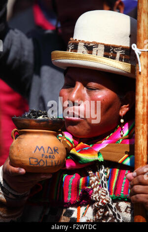 La Paz, Bolivien, 24. September 2015. Ein Aymara-Schamane hält mit Mar para Bolivia/Sea for Bolivia einen Räucherbrenner aus Keramik für Bolivien, der auf einer Veranstaltung zur Feier des Urteils des Internationalen Gerichtshofs in den Haag darüber geschrieben wurde, dass er die Zuständigkeit hatte, den Fall Boliviens gegen Chile zu beurteilen. Bolivien forderte 2013 den Internationalen Gerichtshof auf zu fordern, dass Chile den Zugang Boliviens zum Pazifischen Ozean verhandelte (Bolivien verlor seine Küstenprovinz während des Pazifikkriegs (1879-1884) an Chile). Chile erhob Einwand, dass der Fall nicht in der Zuständigkeit des Internationalen Gerichtshofs liegt. © James Brunker / Alamy Stockfoto