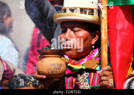 La Paz, Bolivien, 24. September 2015. Ein Aymara-Schamane hält mit Mar para Bolivia/Sea for Bolivia einen Räucherbrenner aus Keramik für Bolivien, der auf einer Veranstaltung zur Feier des Urteils des Internationalen Gerichtshofs in den Haag darüber geschrieben wurde, dass er die Zuständigkeit hatte, den Fall Boliviens gegen Chile zu beurteilen. Bolivien forderte 2013 den Internationalen Gerichtshof auf zu fordern, dass Chile den Zugang Boliviens zum Pazifischen Ozean verhandelte (Bolivien verlor seine Küstenprovinz während des Pazifikkriegs (1879-1884) an Chile). Chile erhob Einwand, dass der Fall nicht in der Zuständigkeit des Internationalen Gerichtshofs liegt. © James Brunker / Alamy Stockfoto