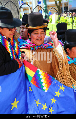 La Paz, Bolivien, 24. September 2015. Eine Aymara-Frau hält Boliviens maritime Revindikationsfahne bei einer Veranstaltung, um das Urteil des Internationalen Gerichtshofs in den Haag zu feiern, dass es die Zuständigkeit hatte, Boliviens Klage gegen Chile zu beurteilen. Bolivien forderte 2013 den Internationalen Gerichtshof auf zu fordern, dass Chile den Zugang Boliviens zum Pazifischen Ozean verhandelte (Bolivien verlor seine Küstenprovinz während des Pazifikkriegs (1879-1884) an Chile). Chile erhob Einwand, dass der Fall nicht in der Zuständigkeit des Internationalen Gerichtshofs liegt. Kredit: James Brunker / Alamy Live News Stockfoto