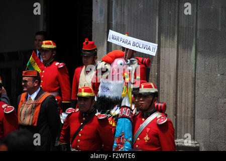 La Paz, Bolivien, 24. September 2015. Ein Mann, der als Kondor verkleidet ist, steht mit Mitgliedern der Präsidentengarde von Los Colorados bei einer Veranstaltung zusammen, um das Urteil des Internationalen Gerichtshofs in den Haag zu feiern, dass es zuständig war, Boliviens Klage gegen Chile zu beurteilen. Bolivien forderte 2013 den Internationalen Gerichtshof auf zu fordern, dass Chile den Zugang Boliviens zum Pazifischen Ozean verhandelte (Bolivien verlor seine Küstenprovinz während des Pazifikkriegs (1879-1884) an Chile). Chile erhob Einwand, dass der Fall nicht in der Zuständigkeit des Internationalen Gerichtshofs liegt. Kredit: James Brunker/Alamy Live News Stockfoto