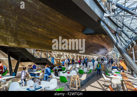 Cafe unter dem Rumpf der Cutty Sark, Greenwich, London, England, UK Stockfoto