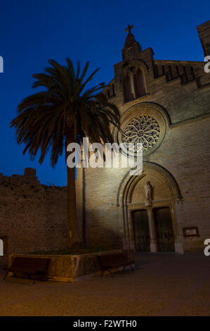Die Kirche von St.Jaume in der Nacht in Altstadt Alcudia, Mallorca Stockfoto