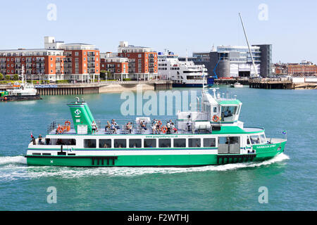 Die Fähre zwischen Gosport und Portsmouth Kreuzung Hafen von Portsmouth, Hampshire, UK Stockfoto