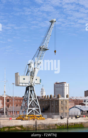 Eine traditionelle Werft-Kran in Portsmouth Historic Dockyard, Portsmouth, Hampshire, UK Stockfoto