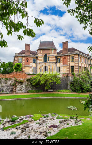 Eltham Palast, das ehemalige Haus von Stephen und Virginia Courtauld, betrachtet aus dem Garten, Eltham, London, England, UK Stockfoto