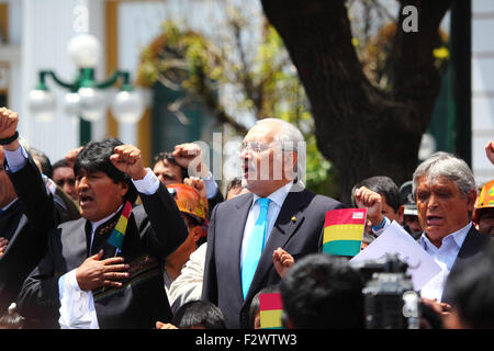 La Paz, Bolivien, 24. September 2015. Der bolivianische präsident Evo Morales (links) und die ehemaligen Präsidenten Carlos Mesa (Mitte) und Jaime Paz Zamora (rechts) singen die Nationalhymne bei einer Veranstaltung, um das Urteil des Internationalen Gerichtshofs zu feiern, dass es die Zuständigkeit für die Entscheidung Boliviens gegen Chile hatte. Bolivien forderte 2013 den Internationalen Gerichtshof auf zu fordern, dass Chile den Zugang Boliviens zum Pazifischen Ozean verhandelte (Bolivien verlor während des Pazifikkriegs (1879-1884) seine Küstenprovinz Litoral an Chile). Chile erhob Einwand, dass der Fall nicht in der Zuständigkeit des Internationalen Gerichtshofs liegt. Stockfoto