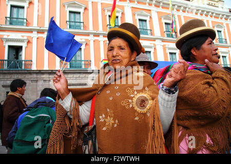 La Paz, Bolivien, 24. September 2015. Eine Aymara-Frau wartet vor dem Präsidentenpalast auf der Plaza Murillo auf das Urteil des Internationalen Gerichtshofs in den Haag. Bolivien forderte 2013 den Internationalen Gerichtshof auf zu fordern, dass Chile den Zugang Boliviens zum Pazifischen Ozean verhandelte (Bolivien verlor seine Küstenprovinz während des Pazifikkriegs (1879-1884) an Chile). Chile erhob Einwand, dass der Fall nicht in der Zuständigkeit des Internationalen Gerichtshofs liegt. Der ICJ entschied (mit 14 gegen 2 Stimmen), dass er für die Einvernommen zuständig sei. Kredit: James Brunker / Alamy Live News Stockfoto