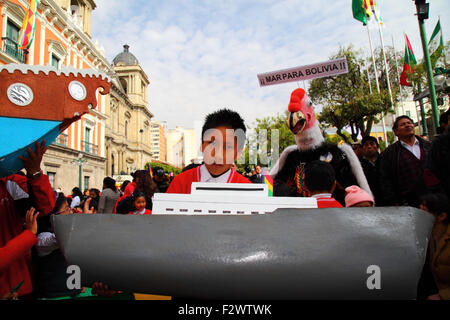 La Paz, Bolivien, 24. September 2015. Ein Schuljunge hält ein großes Modellboot, während er auf das Urteil des Internationalen Gerichtshofs in den Haag auf der Plaza Murillo wartet. Bolivien forderte 2013 den Internationalen Gerichtshof auf zu fordern, dass Chile den Zugang Boliviens zum Pazifischen Ozean verhandelte (Bolivien verlor seine Küstenprovinz während des Pazifikkriegs (1879-1884) an Chile). Chile erhob Einwand, dass der Fall nicht in der Zuständigkeit des Internationalen Gerichtshofs liegt. Der ICJ entschied (mit 14 gegen 2 Stimmen), dass er für die Einvernommen zuständig sei. Kredit: James Brunker / Alamy Live News Stockfoto