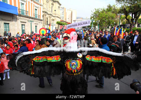 La Paz, Bolivien, 24. September 2015. Eine als Andenkondor gekleidete Person erwartet das Urteil des Internationalen Gerichtshofs in den Haag. Bolivien forderte 2013 den Internationalen Gerichtshof auf zu fordern, dass Chile den Zugang Boliviens zum Pazifischen Ozean verhandelte (Bolivien verlor seine Küstenprovinz während des Pazifikkriegs (1879-1884) an Chile). Chile erhob Einwand, dass der Fall nicht in der Zuständigkeit des Internationalen Gerichtshofs liegt. Kredit: James Brunker/Alamy Live News Stockfoto