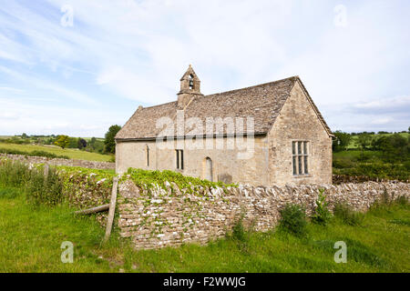 Das 13. Jahrhundert Kirche St. Oswald, jetzt isoliert, Stand am Rande eines verlassenen mittelalterlichen Dorfes in Widford, Oxfordshire Stockfoto