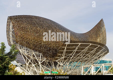 Die riesigen Fisch-Skulptur auf Barcelonas Strandpromenade Stockfoto