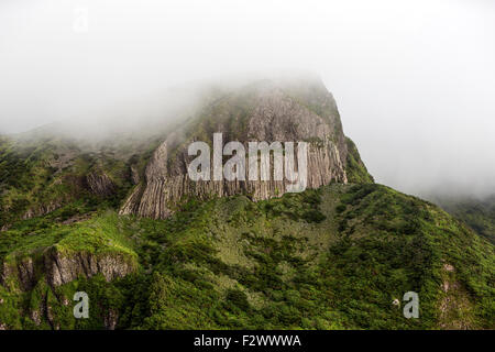 Misty Rocha Dos Bordões, ist eine geologische Formation zeichnet sich durch riesige Säulen aus Basalt, Las Flores Island Azoren Stockfoto