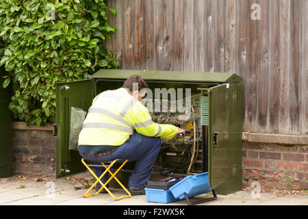 British Telecom Service Ingenieur Befestigung elektrischer Fehler in Bedford, Bedfordshire, England Stockfoto