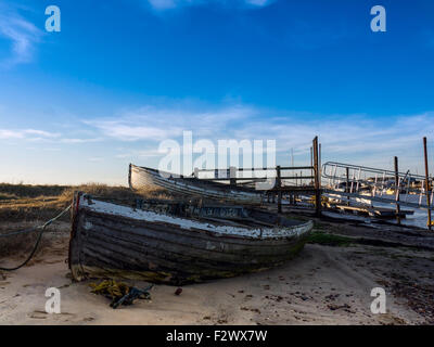 Alte Boote am Ufer des Southwold Hafen bei Sonnenuntergang Stockfoto