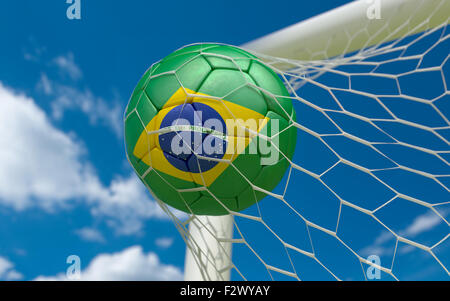 Brasilien Flagge und Soccer Ball, Fußball im Tor Netto Stockfoto