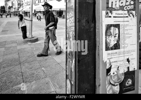 Ciudad Juarez, Mexiko. 28. Sep, 2014. Innenstadt von Juarez und ein verunstaltete Plakat an einer Telefonzelle, um Informationen über das Verschwinden von Iliana Carillo, die im Jahr 2014 im Alter von 23 Jahren vermisst. (Bild Kredit: Gabriel Romero/zReportage.com © über ZUMA Press) Stockfoto