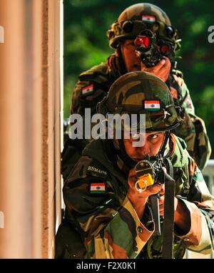 Indische Soldaten aus dem 6. Bataillon des 6. Kumaon Regiment während Übung Yudh Abhyas am Joint Base Lewis-McChord 21. September 2015 in Tacoma, Washington. Stockfoto