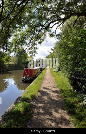 Blick entlang leinpfad am Grand Union Canal in Rickmansworth, England. Eine Linie von schmalen Boote werden auf Ihren moorings gebunden Stockfoto