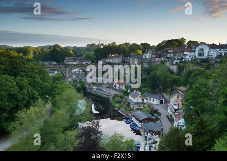 Blauer Himmel über Knaresborough, England, UK - schönen sonnigen Blick auf Viadukt Brücke über Fluß Nidd, Reflexionen, am Fluss Boote & Hang Häuser. Stockfoto