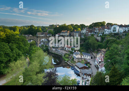 Blauer Himmel über Knaresborough, England, UK - schönen sonnigen Blick auf Viadukt Brücke über Fluß Nidd, Reflexionen, am Fluss Boote & Hang Häuser. Stockfoto