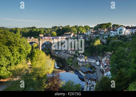 Blauer Himmel über Knaresborough, England, UK - malerische sonnigen Sommer Blick auf Zug am Viadukt Brücke, Fluß Nidd, Boote, bewaldete Schlucht & am Flussufer Häuser. Stockfoto