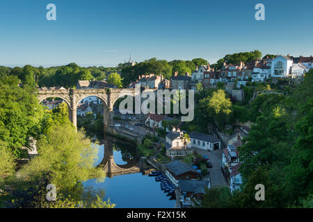 Blauer Himmel über Knaresborough, England, UK - schönen sonnigen Blick auf Viadukt Brücke über Fluß Nidd, Reflexionen, am Fluss Boote & Hang Häuser. Stockfoto