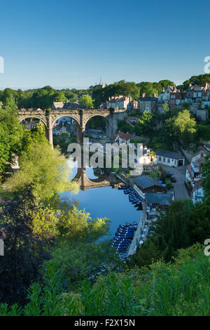 Blauer Himmel über Knaresborough, England, UK - schönen sonnigen Blick auf Viadukt Brücke über Fluß Nidd, Reflexionen, am Fluss Boote & Hang Häuser. Stockfoto