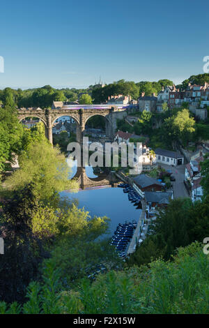 Blauer Himmel über Knaresborough, England, UK - malerische sonnigen Sommer Blick auf Zug am Viadukt Brücke, Fluß Nidd, Boote, bewaldete Schlucht & am Flussufer Häuser. Stockfoto