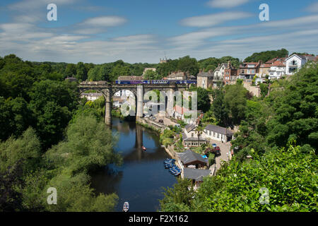 Blauer Himmel über Knaresborough, England, UK - malerische sonnigen Sommer Blick auf Zug am Viadukt Brücke, Fluß Nidd, Boote, bewaldete Schlucht & am Flussufer Häuser. Stockfoto