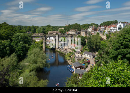 Blauer Himmel über Knaresborough, England, UK - schönen sonnigen Blick auf Viadukt Brücke über Fluß Nidd, Boote, steile bewaldete Schlucht & am Flussufer Häuser. Stockfoto