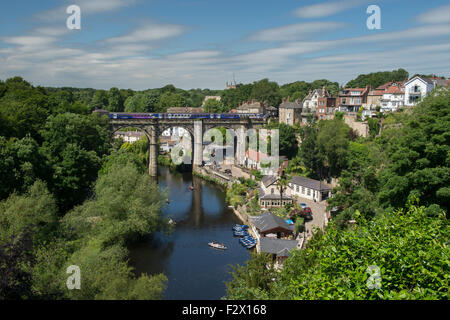 Schöner sonniger Sommer Knaresborough (Zug auf Viadukt, Bootfahren auf dem Fluss Nidd, Schlucht, Gebäude am Fluss und am Hang, blauer Himmel) - Yorkshire, England, Großbritannien Stockfoto