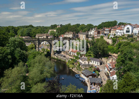 Blauer Himmel über Knaresborough, England, UK - schönen sonnigen Blick auf Viadukt Brücke über Fluß Nidd, Boote, steile bewaldete Schlucht & am Flussufer Häuser. Stockfoto