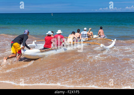 Touristen begeben Sie sich auf Ausleger-Kanu-Tour at Wailea Beach auf Maui Stockfoto