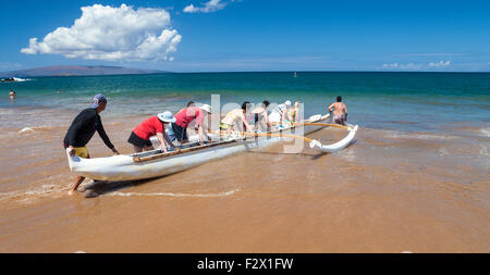 Touristen begeben Sie sich auf Ausleger-Kanu-Tour at Wailea Beach auf Maui Stockfoto