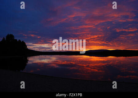 Farbenprächtigen Sonnenuntergang mit Gebirge Spiegelung Stockfoto