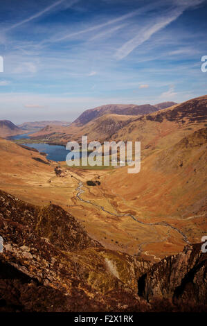 Die Grasmoor reichen gesehen auf der rechten Seite mit Buttermere unterhalb im Tal und Crummock Wasser darüber hinaus, im Lake District. Stockfoto