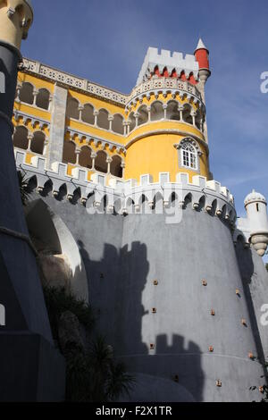 SINTRA, PORTUGAL - 25. Oktober 2014: Blick von der Unterseite der Pena Nationalpalast in Sintra, schöne Festung im maurischen Stil Stockfoto