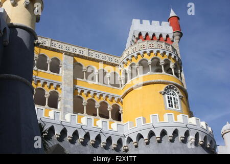 SINTRA, PORTUGAL - 25. Oktober 2014: Architektonische Close Up der Nationalpalast von Sintra in Portugal mit seinen lebendigen Farben Stockfoto