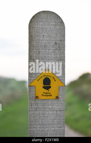 Wegweiser zeigt die Richtung der South Downs Way in Sussex, UK Stockfoto