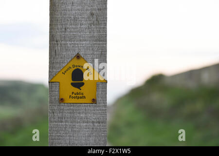 Wegweiser zeigt die Richtung der South Downs Way in Sussex, UK Stockfoto