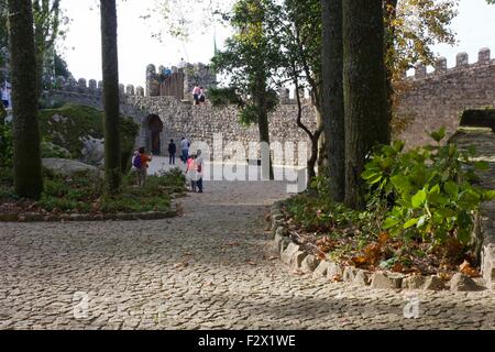 SINTRA, PORTUGAL - 25. Oktober 2014: Menschen im maurischen Burg in Sintra, Portugal Stockfoto