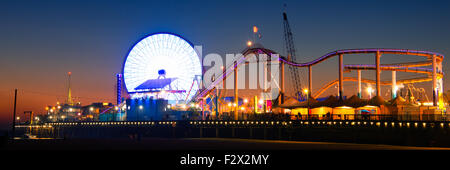 Riesenrad am Santa Monica Pier leuchtet in der Dämmerung, Santa Monica, Los Angeles County, Kalifornien, USA Stockfoto