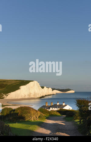 Coastguard Cottages und Seven Sisters in der Abendsonne.  In der Nähe von Seaford und Eastbourne in Sussex, Südengland, Großbritannien Stockfoto