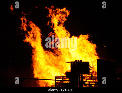 Guy Fawkes Nacht großen Lagerfeuer in Strathaven Park am 5. November. Orange und gelb brennenden Flammen lecken in den Nachthimmel durch starke Winde Stockfoto