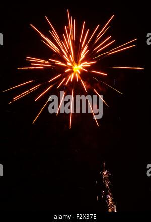 Explodierende Feuerwerkskörper Bonfire Night Stockfoto