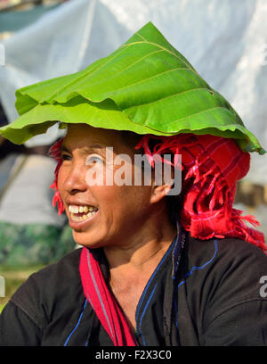 PA-O Frau Markt Trader mit Inn Blätter als Hut auf Loikaw Markt, Myanmar (Burma) Stockfoto